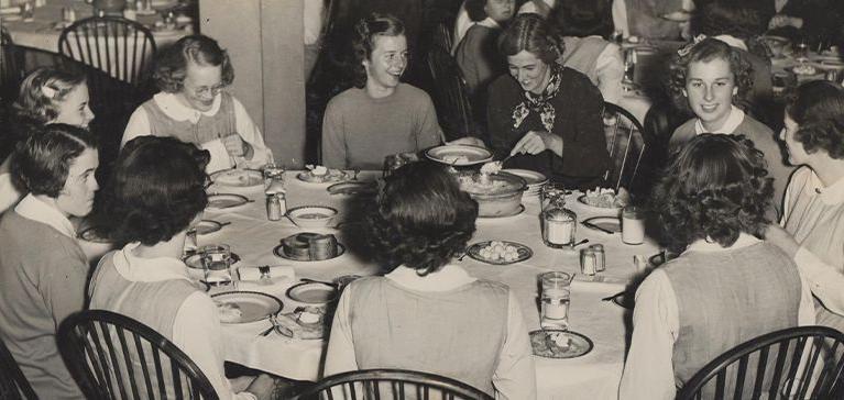 一群女孩围坐在一张桌子旁，这是一张St. 玛格丽特女子学校.